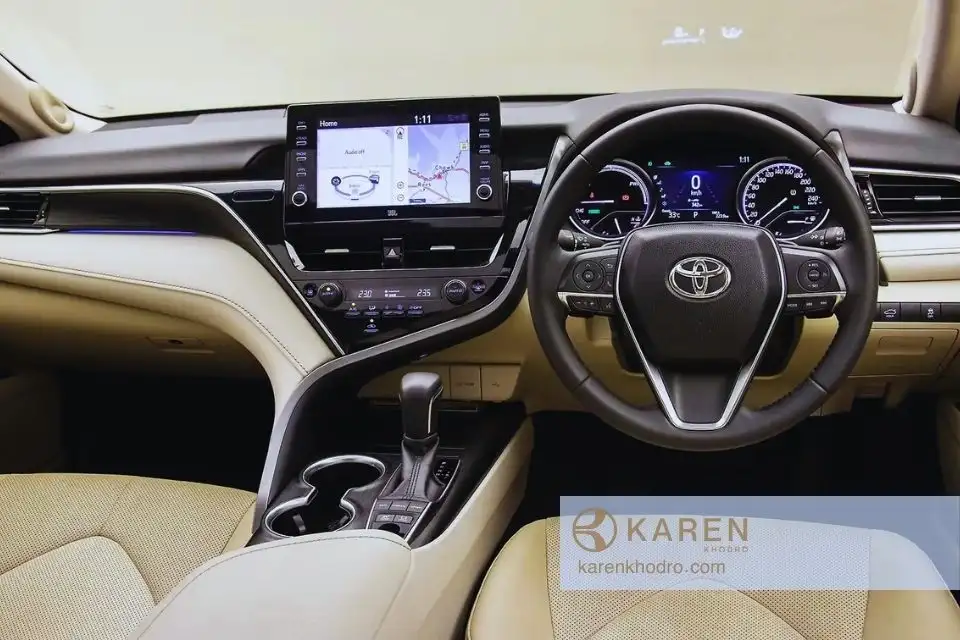 نمای داخلی از داشبورد تویوتا کمری hybrid ۲۰۲۴